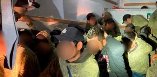 Tras una persecución encuentran 32 migrantes en un camión en Arizona