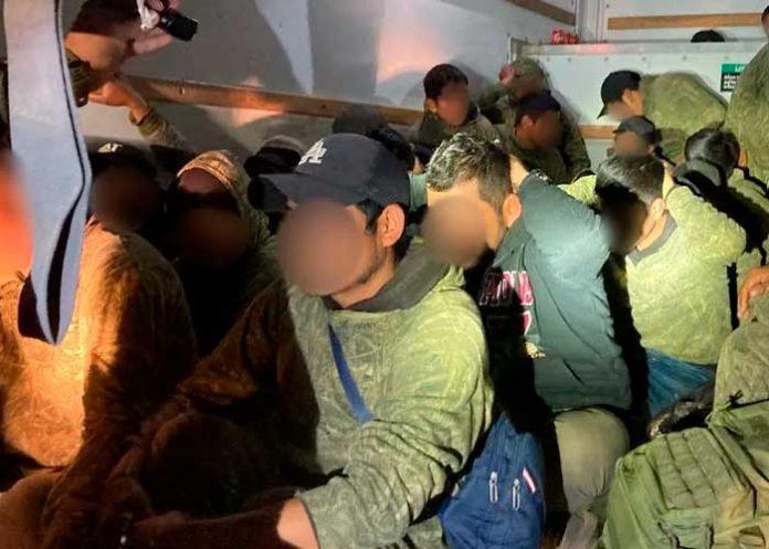 Tras una persecución encuentran 32 migrantes en un camión en Arizona