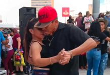 VIDEO: Filas de mujeres esperan para moverlo con el «bailador de Chihuahua» El video no para de correr en las redes con Don Elmer