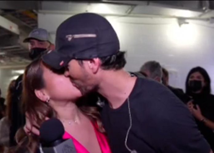 beso Enrique Iglesias se ve envuelto en polémica