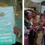 Aparte del terreno le regalan una tira de billetes