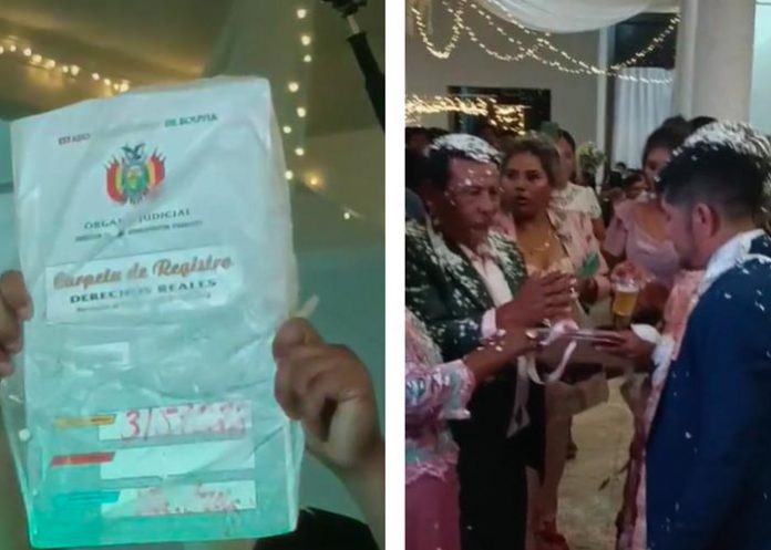 Aparte del terreno le regalan una tira de billetes