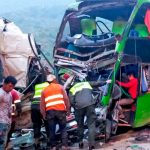 Invasión de carril provoca choque frontal entre un bus y camión en Bolivia Por adelantar bus choca de frente con un camión dejando 23 heridos en Bolivia