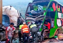 Por adelantar bus choca de frente con un camión dejando 23 heridos en Bolivia