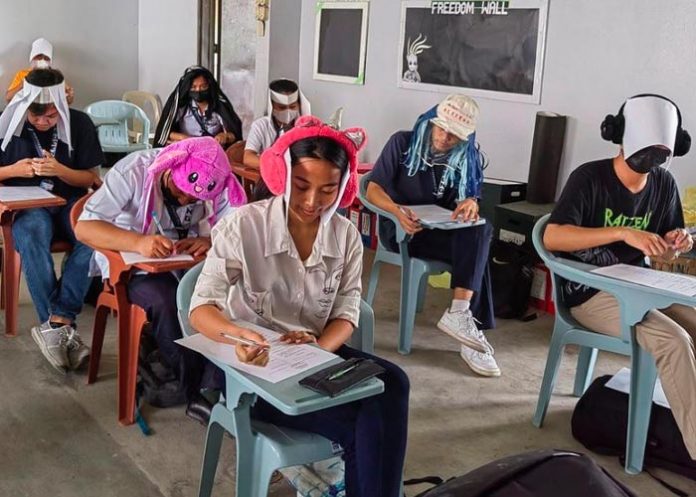 cacos Se viraliza un curioso método Cascos 'anti-trampa'