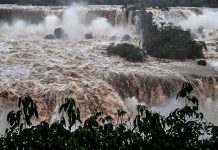 Las cataratas del Iguazú se desbordan tras las fuertes lluvias torrenciales Las cataratas del Iguazú se desbordan tras las fuertes lluvias torrenciales