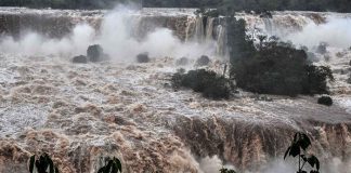 Las cataratas del Iguazú se desbordan tras las fuertes lluvias torrenciales