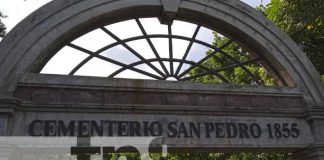 Al interior del Cementerio San Pedro, en Managua