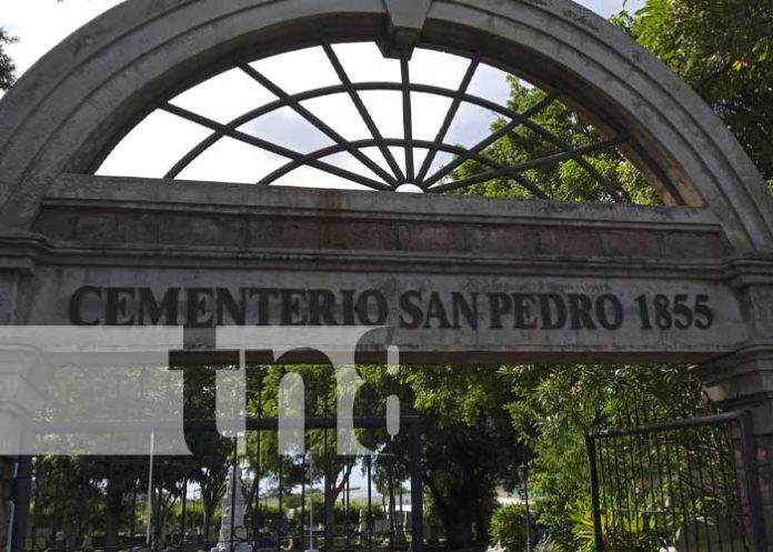 Al interior del Cementerio San Pedro, en Managua