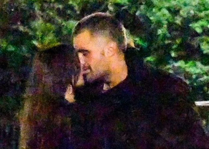 Emily es sorprendida besándose con un desconocido