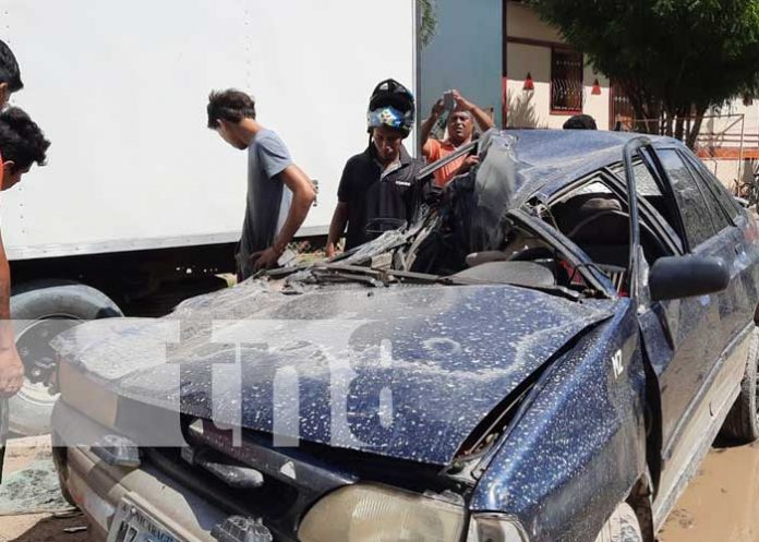 Fuerte choque de vehículo en un barrio de Ocotal