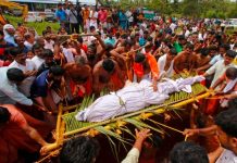 Murió el cocodrilo «divino» de India: Al funeral asistió una multitud Cientos asistieron al funeral del cocodrilo vegetariano