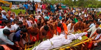 Cientos asistieron al funeral del cocodrilo vegetariano