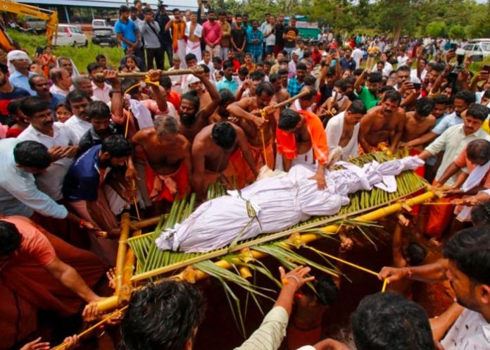 coco Cientos asistieron al funeral del cocodrilo vegetariano