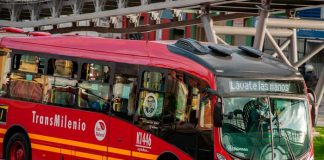 Menor muere apuñalado en un bus de Colombia tras "machucar" a un hombre