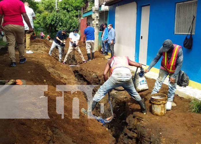 Obra de drenaje sanitario en el barrio de Managua, Vista del Xolotlán