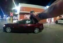 A quema ropa un policía de Estados Unidos le pega un tiro a un menor