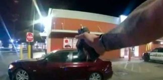 A quema ropa un policía de Estados Unidos le pega un tiro a un menor