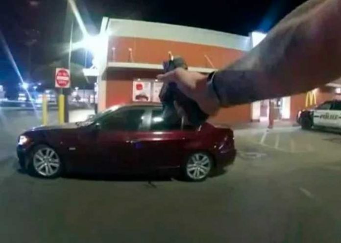 A quema ropa un policía de Estados Unidos le pega un tiro a un menor