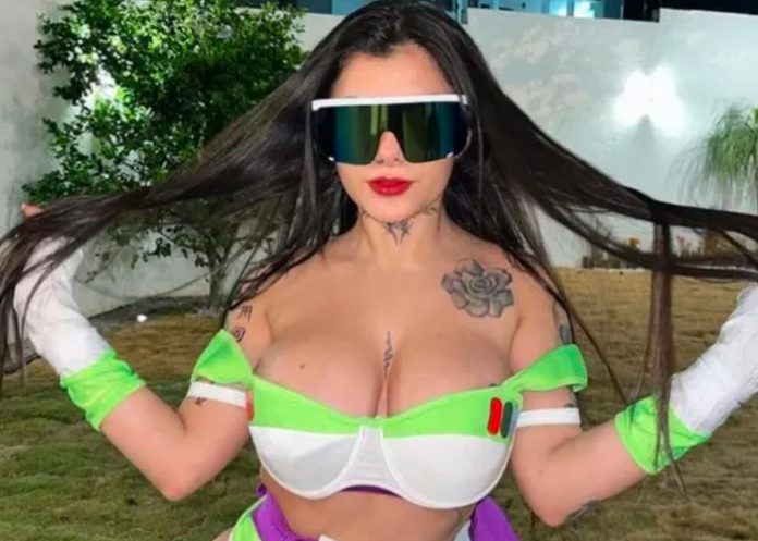 Karely enciende la red con coqueto disfraz de 'Buzz Lightyear'