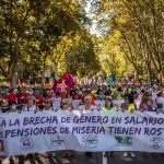 Miles de personas claman aumento de pensiones y salarios en Madrid, España