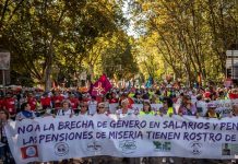 Miles de personas claman aumento de pensiones y salarios en Madrid, España Miles de personas claman aumento de pensiones y salarios en Madrid, España