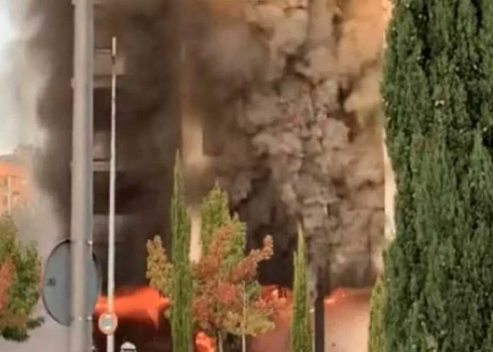 Niño muere por inhalar humo tras una explosión en un local en Madrid