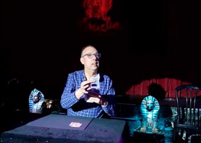 En pleno escenario en Madrid muere prestigioso mago Arsenio Puro