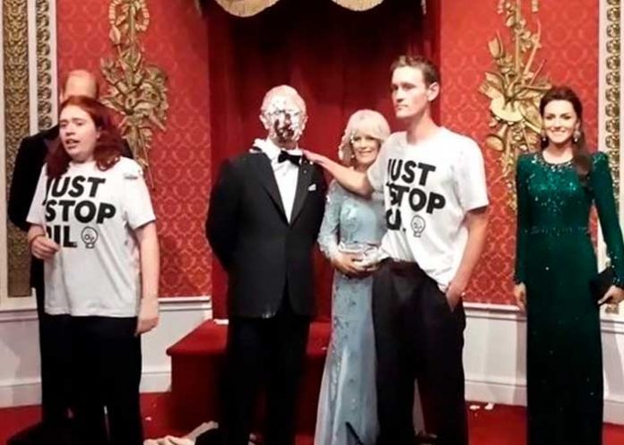 Embarran de torta la figura de cera del rey Carlos III de Inglaterra