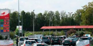 Huelga en varias refinerías de Francia agrava la escasez de combustible