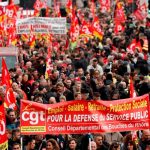 Miles de personas en Francia intensifican huelga por un alza salarial