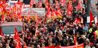 Miles de personas en Francia intensifican huelga por un alza salarial