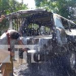 ¡El susto de sus vidas! Camioneta se prende en llamas en Carretera a Masaya Incendio de una camioneta en la Carretera a Masaya