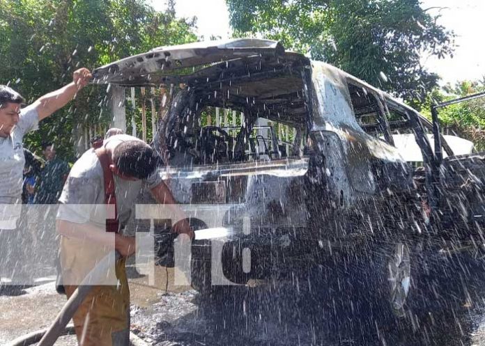 Incendio de una camioneta en la Carretera a Masaya