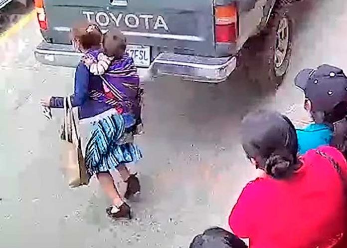 Trágica escena de una madre en Guatemala que vio morir a su pequeño hijo