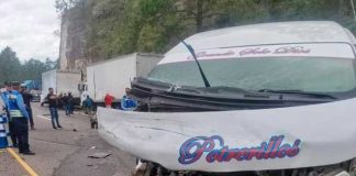 Desperfecto mecánico ocasiona colisión entre microbús y camión en Honduras