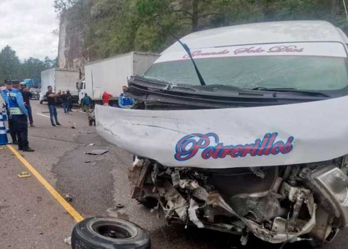 honduras2 Desperfecto mecánico ocasiona colisión entre microbús y camión en Honduras