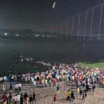 ¡De terror! 60 muertos por la caída de un puente colgante en India ¡De terror! 60 muertos en India por la caída de un puente colgante