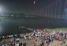 ¡De terror! 60 muertos en India por la caída de un puente colgante