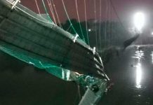 Cifra de muertos tras el derrumbe de un puente en la India aumentó a 137
