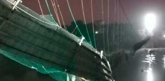 Cifra de muertos tras el derrumbe de un puente en la India aumentó a 137