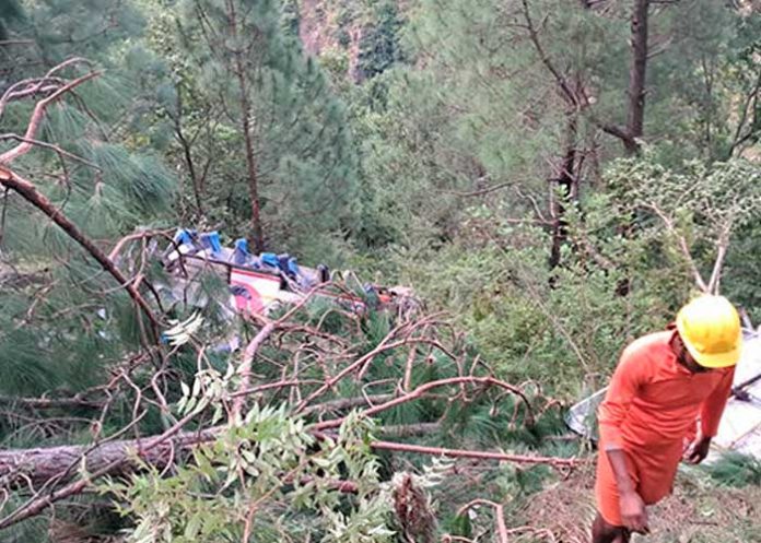 Sangriento accidente en la India deja al menos a 25 personas muertas