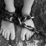 24 hombres raptan, violan y prostituyen a una niña de 13 años en Inglaterra