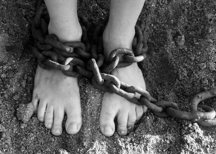 24 hombres raptan, violan y prostituyen a una niña de 13 años en Inglaterra