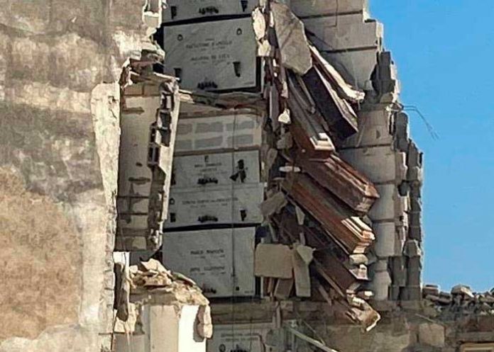Insólito derrumbe en un cementerio de Italia deja al aire libre varios ataúdes