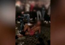 Un grupo de jóvenes le propinan una brutal golpiza a un indigente en Roma Un grupo de jóvenes le propinan una brutal golpiza a un indigente en Roma
