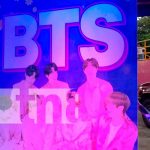 Adolescente disfrutan de la cultura asiática en el encuentro de K-POP Adolescente disfrutan de la cultura asiática en el encuentro de K-POP