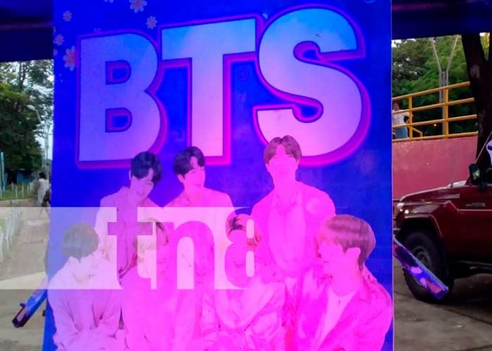 Adolescente disfrutan de la cultura asiática en el encuentro de K-POP