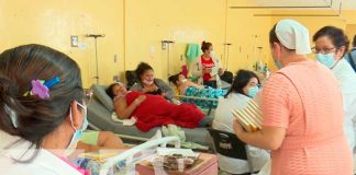 Ministerio de Ayuda Cristiana entrega donativo a madres en el hospital Alemán