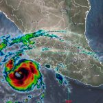 Huracán Roslyn se intensificó a categoría 3 azotando el pacífico de México